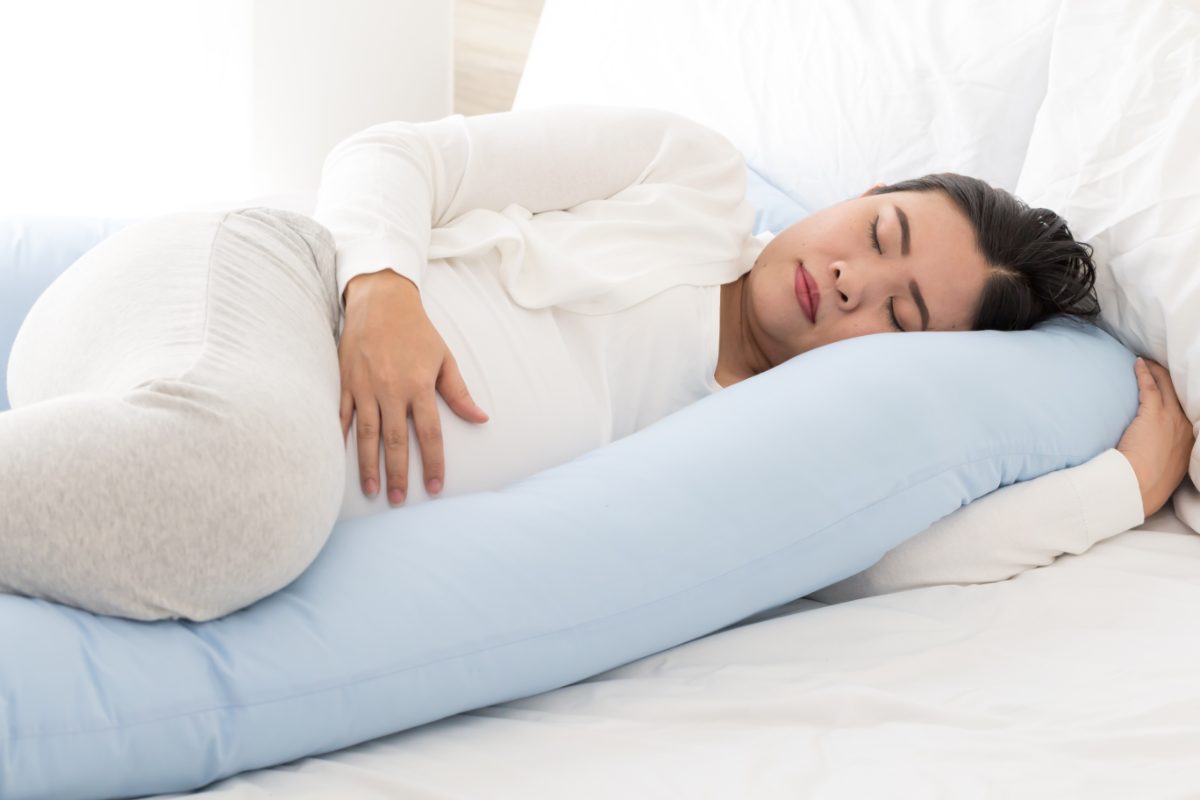 Femme dormir pendant la grossesse avec coussin grossesse